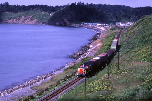 夏の水辺を走る貨物列車 - 1982年・根室本線 -