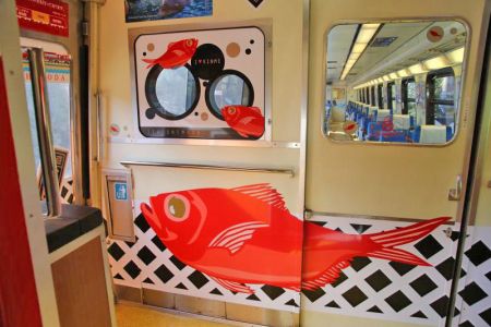 ここまでやるか?キンメ電車