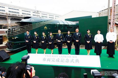 JR西日本の豪華寝台列車「瑞風」、「真の姿」披露　「黒のベール」脱ぐ