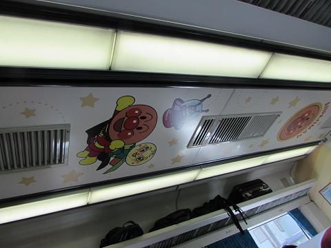 特急南風の車内にて。頭上を飛ぶアンパンマン。　【2016年05月　徳島県三好市】
