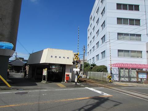 マチナカで軒先？をかすめるような岳南鉄道・吉原本町駅。　【2015年07月　静岡県富士市】