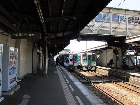 長いホームにチョコンと停車する、2両編成の特急「うずしお」。 【2016年05月 徳島県徳島市】