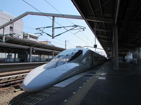 西明石駅で、通過する「のぞみ」を見送り、「こだま」に乗車。 【2016年05月 兵庫県明石市】