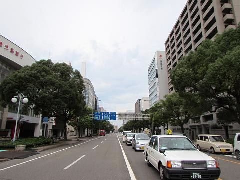 宮崎駅前から、まちのメインストリートへ向かってまっすぐ伸びる通り。 【2015年08月 宮崎県宮崎市】