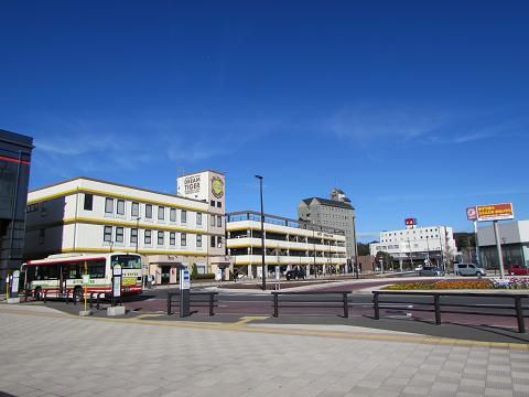 まちの中心というよりは、匿名の郊外?のような、君津駅北口。 【2015年12月 千葉県君津市】