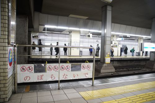 大国町駅先端に「のぼらないで」と注意喚起を設置