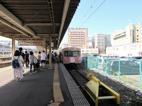 福島駅で出発を待つ、飯坂温泉行きの電車。 【2016年08月 福島県福島市】