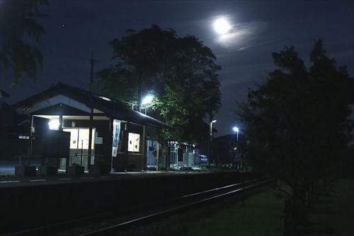 第942回 月夜の無人駅