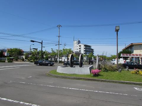 鉄道のまち・多度津を象徴する、車輪のモニュメント。 【2016年05月 香川県多度津町】