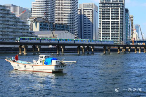 春の京浜運河と東京モノレール