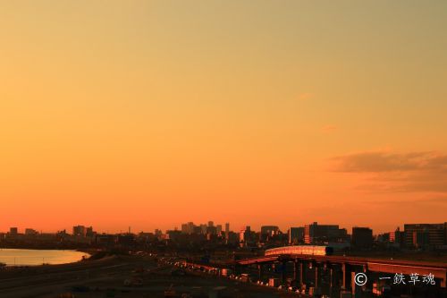 真っ赤な夕日とモノレール