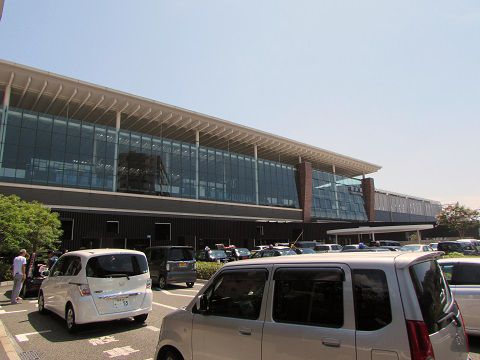 ガラス張りの美術館のような、熊本駅西口。 【2015年08月 熊本県熊本市】