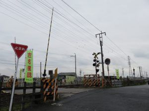 非電化路線の高圧配電線|伊勢鉄道山の神踏切で観察する