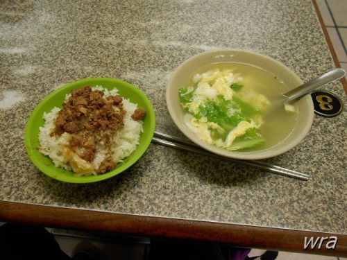 花蓮駅前の食堂「楊記扁食」の魯肉飯・蛋花湯