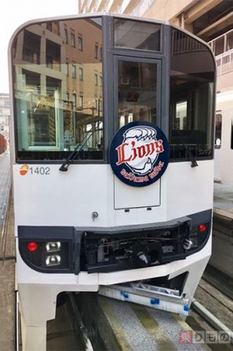 車体も車内もライオンズ一色の「Lモノレール」登場 運転台にレオ人形