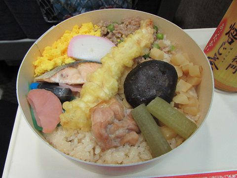 小田原駅で、相模デラックスこゆるぎ弁当。 【2016年02月 小田急ロマンスカー車内】