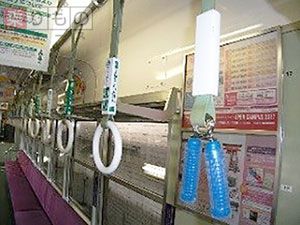 つり革と思ったら「握力グリップ」… 「健康電車」嵐電で24日から運行