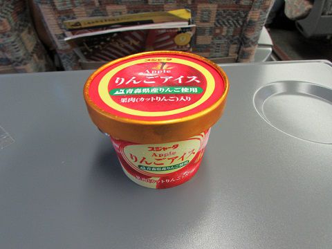 上越新幹線の車内で、スジャータのりんごアイス。 【2018年09月 上越新幹線車内】