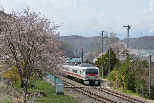 4月22日撮影 その4 小海線は八千穂駅にて桜と