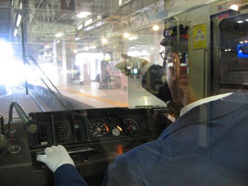 【狂った国ニッポン】電車の運転士がペットボトルで水分補給を乗客がクレーム→結果電車運転士は熱中症脱水症状で救急搬送される!これで日本は素晴らしいとか??おかしくね?