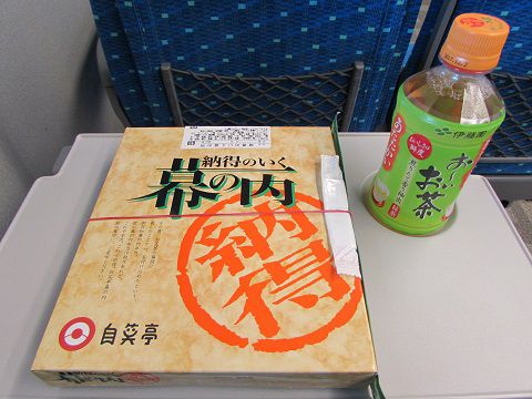 掛川駅で購入した、「納得のいく幕の内」。 【2017年05月 東海道新幹線車内】