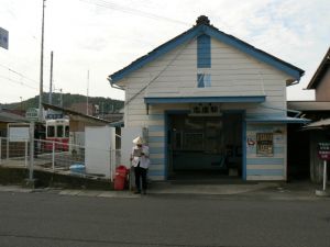 琴電志度駅を正面から