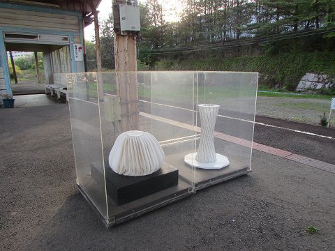 長良川鉄道・美濃市駅のホームに、突如出現する和紙アート。 【2017年05月 岐阜県美濃市】