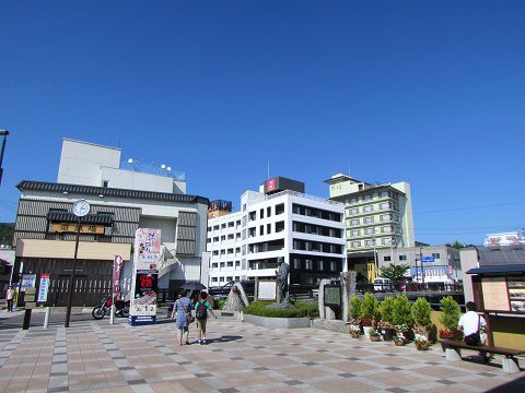 雲ひとつな空の下、飯坂温泉駅前。 【2016年08月 福島県福島市】