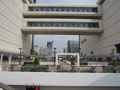 新豊田駅と豊田市駅を結ぶ一角に構える、巨大な門のような空中回廊。 【2017年04月 愛知県豊田市】