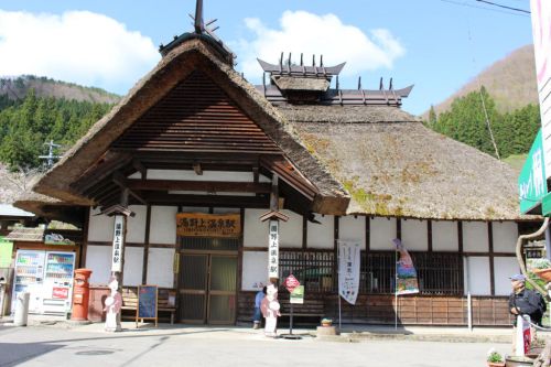 会津鉄道「湯野上温泉駅」を訪問しました! 満開の桜に茅葺屋根の駅舎と時を忘れるほどの美しさでした!