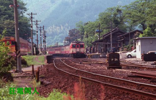 山間の駅の賑わい