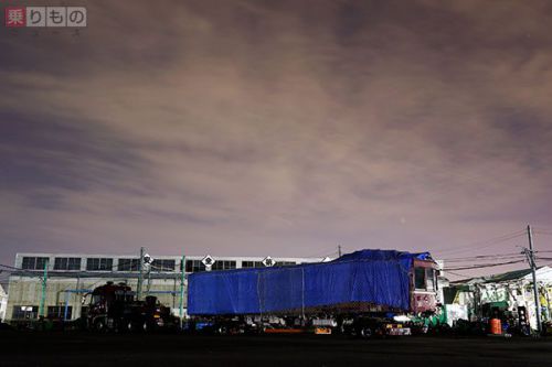 京急電車、道路走って踏切越えて38年ぶり帰郷　京急横浜新本社のシンボルに　デハ230形