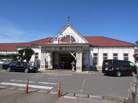 古風にしてこじんまりした感じの、JR琴平駅。 【2016年05月 香川県琴平町】