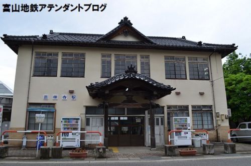誰も読めん 絵になる駅舎 岩峅寺