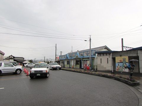 曇天の中、こじんまりと佇む伊予市駅。 【2016年05月 愛媛県伊予市】