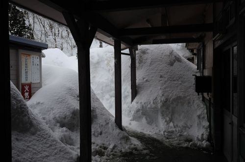 雪に埋もれる根知駅