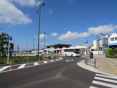 二大幹線が分岐する駅にしては、こじんまりとした岩沼駅の建物。 【2016年08月 宮城県岩沼市】