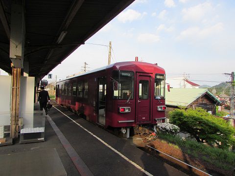 長良川鉄道・美濃市駅で出発を待つ始発列車。 【2017年05月 岐阜県美濃市】