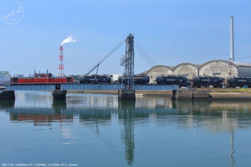 DD51国鉄色が近代化産業遺産を行く