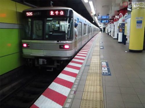 「注意喚起シート」さらに5路線34駅へ設置 線路内転落、列車接触を防止 東京メトロ