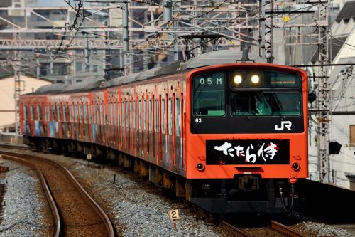 大阪環状線を行く201系ラッピング車(福島駅)