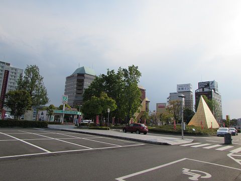 金色のピラミッド?が妙に目立つ、掛川駅南口。 【2017年05月 静岡県掛川市】