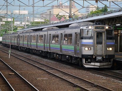 快速「ニセコライナー」の小樽駅切り離しの全容~小樽駅構内に留置されるキハ201系とともに