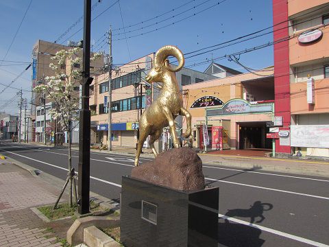 金のひつじ？美濃太田駅南口の、一風変わったモニュメント。　【2017年05月　岐阜県美濃加茂市】