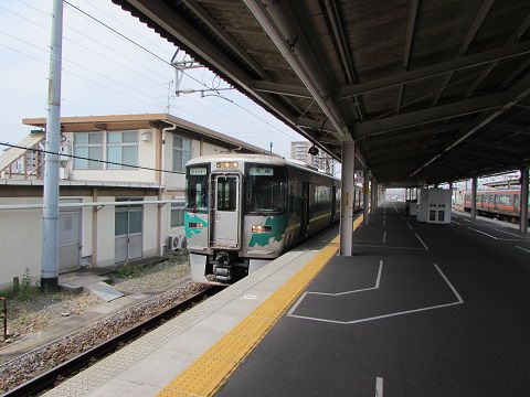 高蔵寺駅で出発を待つ、愛知環状鉄道の列車。 【2017年04月 愛知県春日井市】