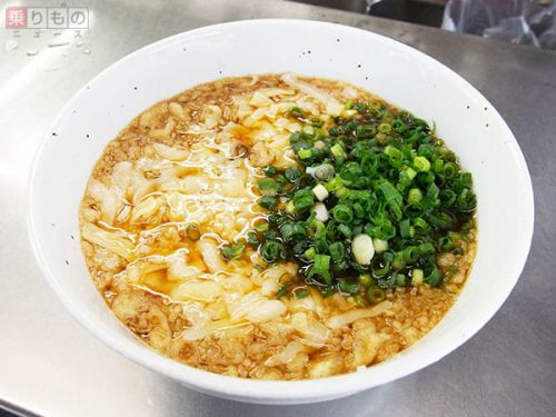 なぜ組み合わせた、静岡駅の「チーズそば」 駅弁老舗のあくなき挑戦、その味は?