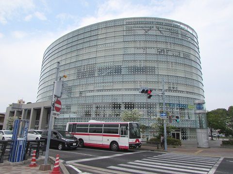 尾張瀬戸駅前にデーンと構える楕円形の複合施設「パルティせと」。　【2017年04月　愛知県瀬戸市】