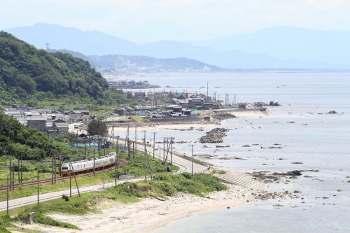 初夏の浜辺を行き交う特急電車 - 羽越本線 -
