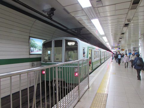 地下鉄・三宮駅で西神中央行きの電車を見送る。 【2016年05月 兵庫県神戸市】