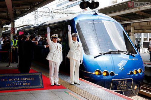 東急とJRの駅長が共同作業 伊豆観光列車「ザ ロイヤルエクスプレス」運転開始